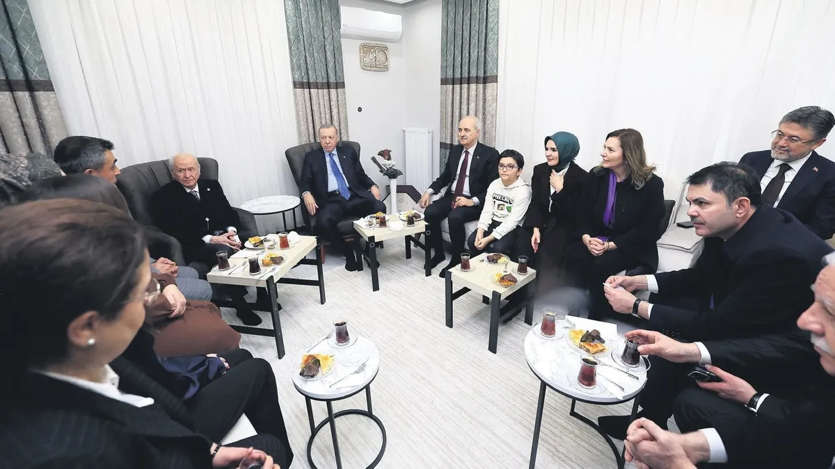 Yeni evlerine kavuşan ailelere ilk misafir Yeni evlerine kavuşan ailelere ilk misafir