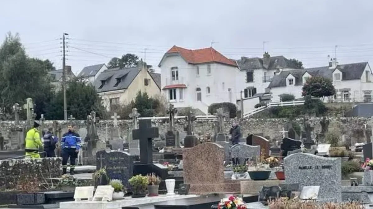 Fransa’da aşırı sağcı parti kurucusu Le Pen’in mezarına saldırdılar Fransa’da aşırı sağcı parti kurucusu Le Pen’in mezarına saldırdılar