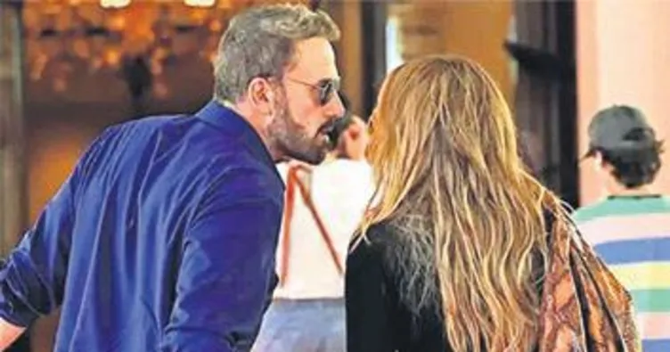 Gözyaşlarını arabada gizlice sildı