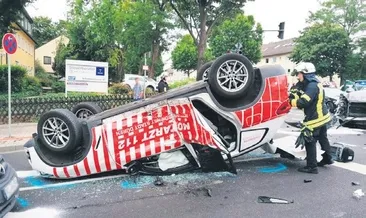 Kırmızı ışıkta ambulansa çarptı