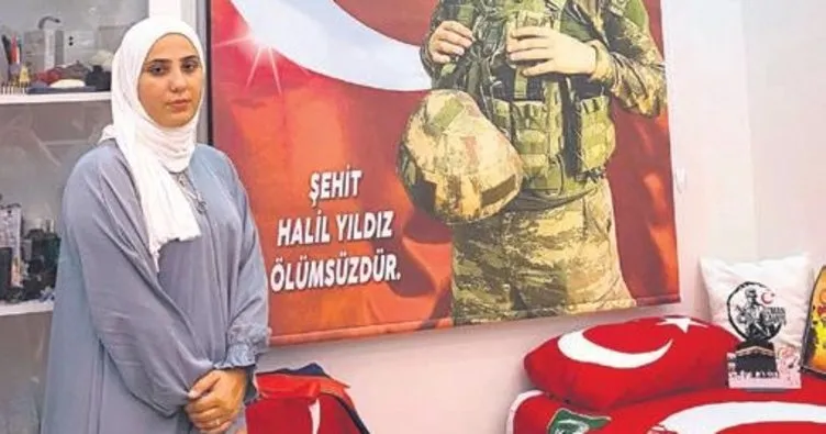 Şehidin hatırasını odasında yaşatıyor