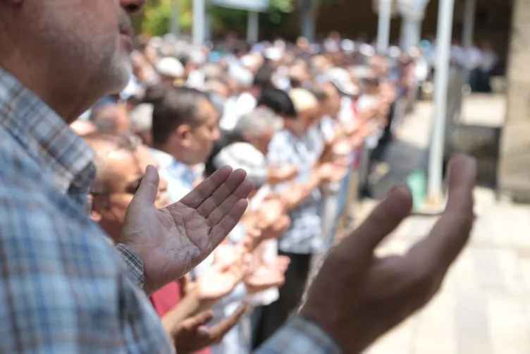 Türkiye'nin dört bir yanında Muhammed Mursi için gıyabi cenaze namazı kılındı