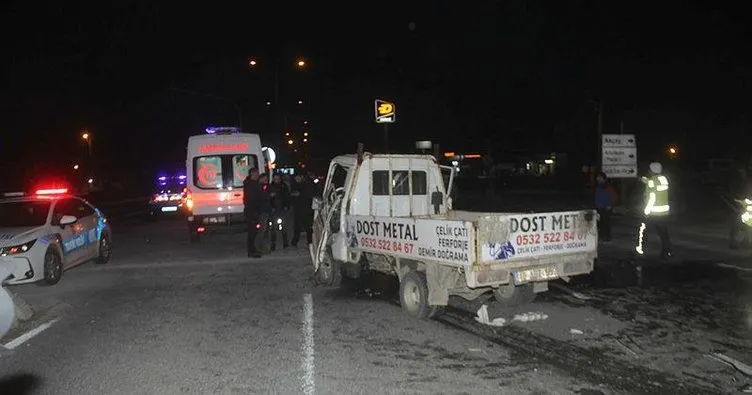 Kırmızı ışıkta duran araçlara kamyonet çarptı: 1 ölü, 6 yaralı