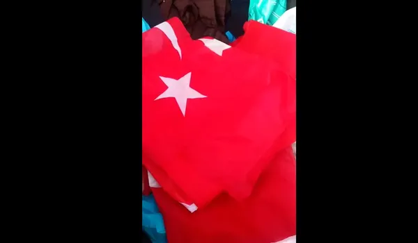 once-turk-bayraklarini-cope-atti-ardindan-sosyal-medyada-paylasti-o-provokasyonun-altindan-kendisi-cikti-1790931594408.jpg