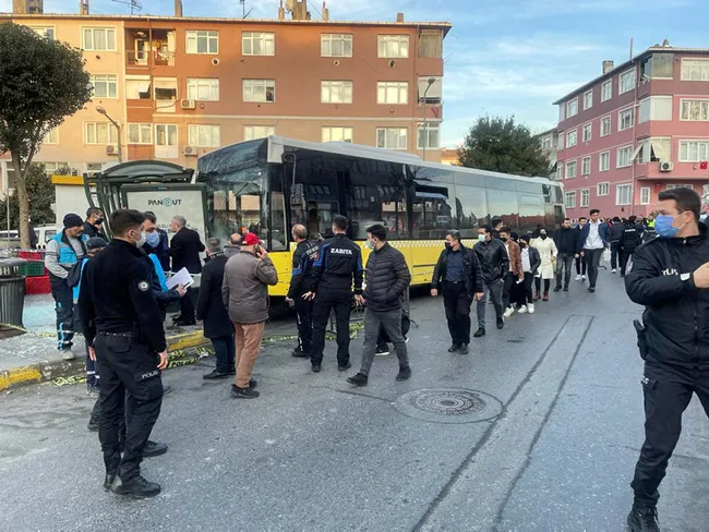 son-dakika-eyupsultanta-iett-otobusu-duraga-daldi-cok-sayida-kisi-yaralandi-1641450073794.jpg