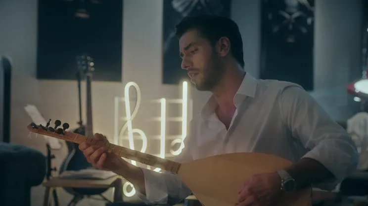 atv'nin yeni dizisi İkimizin Sırrı başlıyor! İkimizin Sırrı'nda Aras Aydın'dan özel şarkı 'Geceler Düşman'