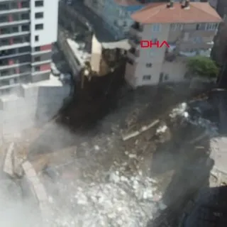 Kağıthane'de 4 katlı binanın çökmesinin hemen sonrası havadan görüntülendi