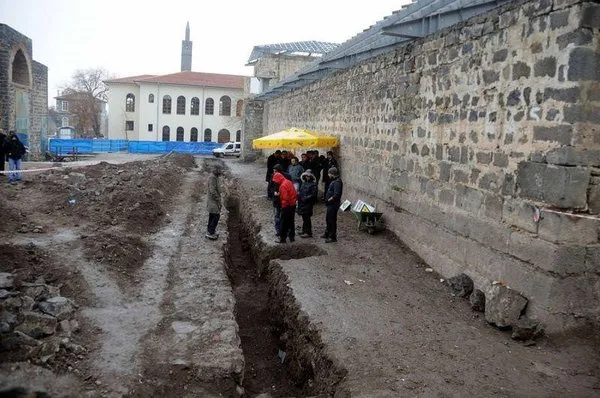 Jitem'in karargahından kemik fışkırdı