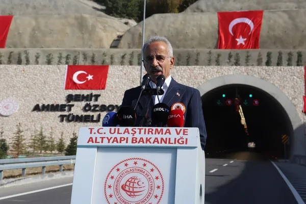 turkiyenin-tunel-agi-guclendi-bakan-uraloglu-sehit-ahmet-ozsoy-tunelini-hizmete-acti-1758983908421.jpg