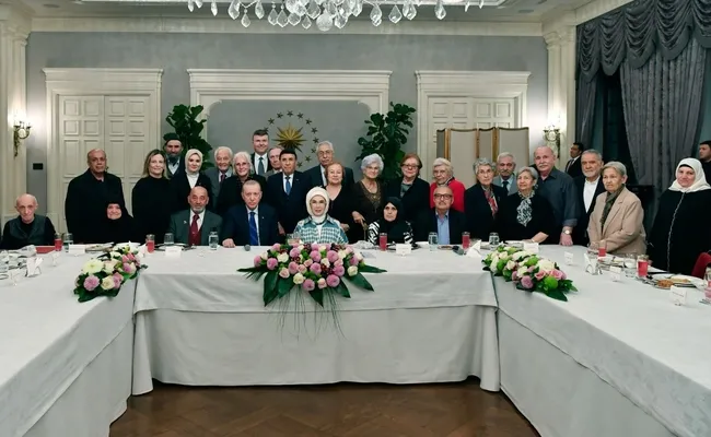 baskan-erdogandan-esi-emine-erdoganin-yaslilarla-iftarina-surpriz-ziyaret-1742324772680.jpeg