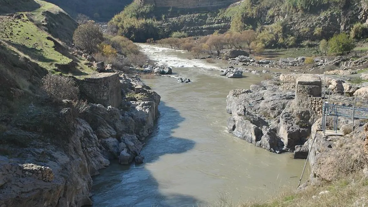 İran’da dere taştı: Boğularak can verdiler