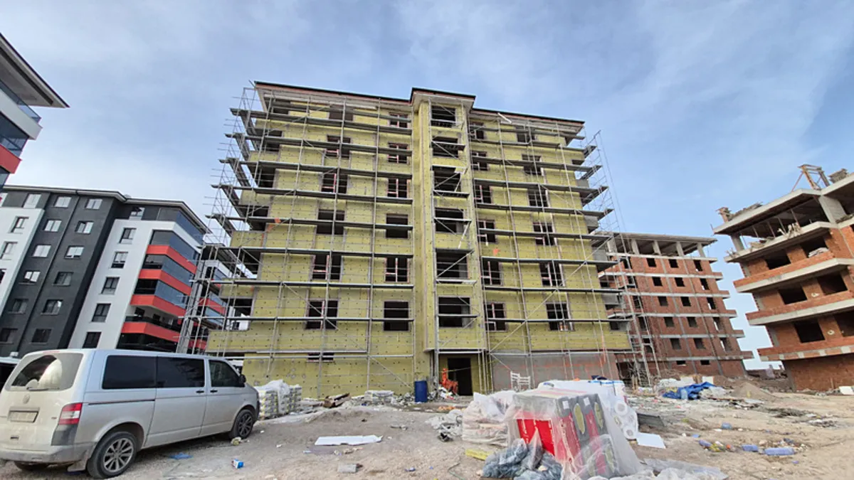 Eskişehir’de feci olay: İnşaattan düşen işçi öldü! Eskişehir’de feci olay: İnşaattan düşen işçi öldü!