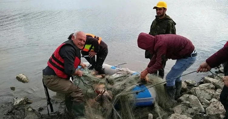 Yasak ağa takılan balıklar, suya yeniden bırakıldı