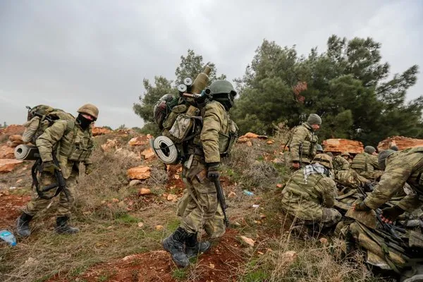 Sabah Mehmetçik'i cephede görüntüledi