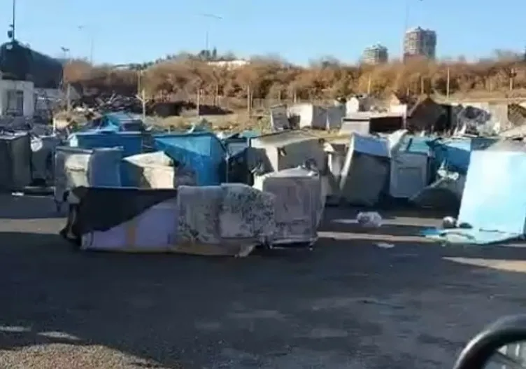 Erdal Beşikçioğlu yine sahnede tiyatro değil gerçek! Kızılay’ın bağış kutularını çöpe attı