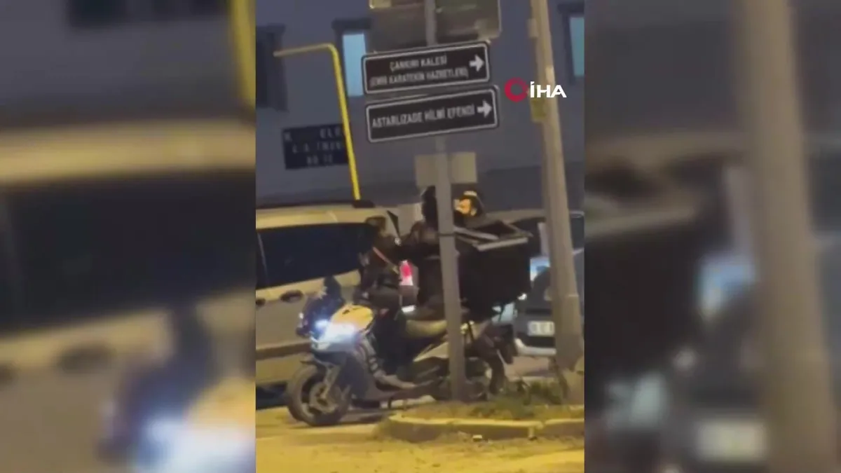 Çankırı’da trafikte tekmeli yumruklu kavga kamerada | Video videosunu izle Çankırı’da trafikte tekmeli yumruklu kavga kamerada | Video videosunu izle