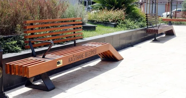 Akıllı şehir mobilyaları projesi şarj sorunu çeken gençleri sevindirdi