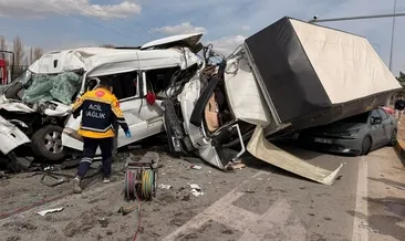 Freni boşalan kamyon dehşet saçtı: Otomobil ve minibüse çarptı! 5 yaralı #kirsehir