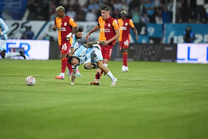 canli-super-ligde-erzurumspor-fk-galatasaray-maci-ilk-yari-oynaniyor-1787338141088.jpeg