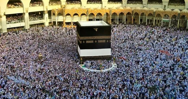 kabe gul suyu ve zemzemle yikandi