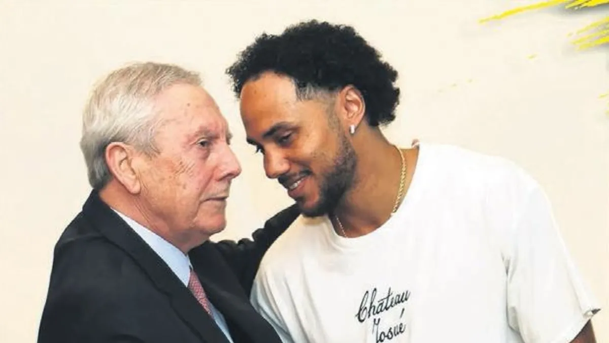 Fenerbahçe Başkanı Aziz Yıldırım'ın yeni transfer Shane Larkin ile görüşmesi