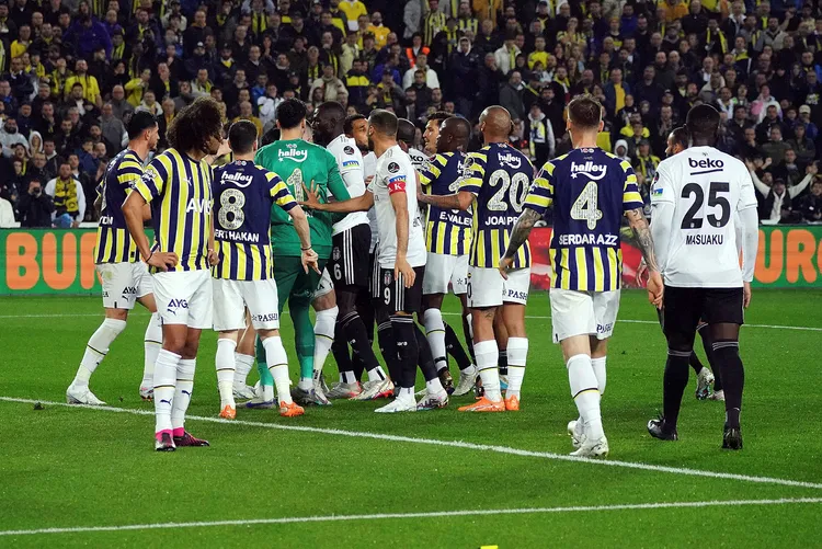 son-dakika-dev-derbide-kazanan-besiktas-cenk-tosun-redmond-ve-aboubakar-sahne-aldi-1680464280301.jpg