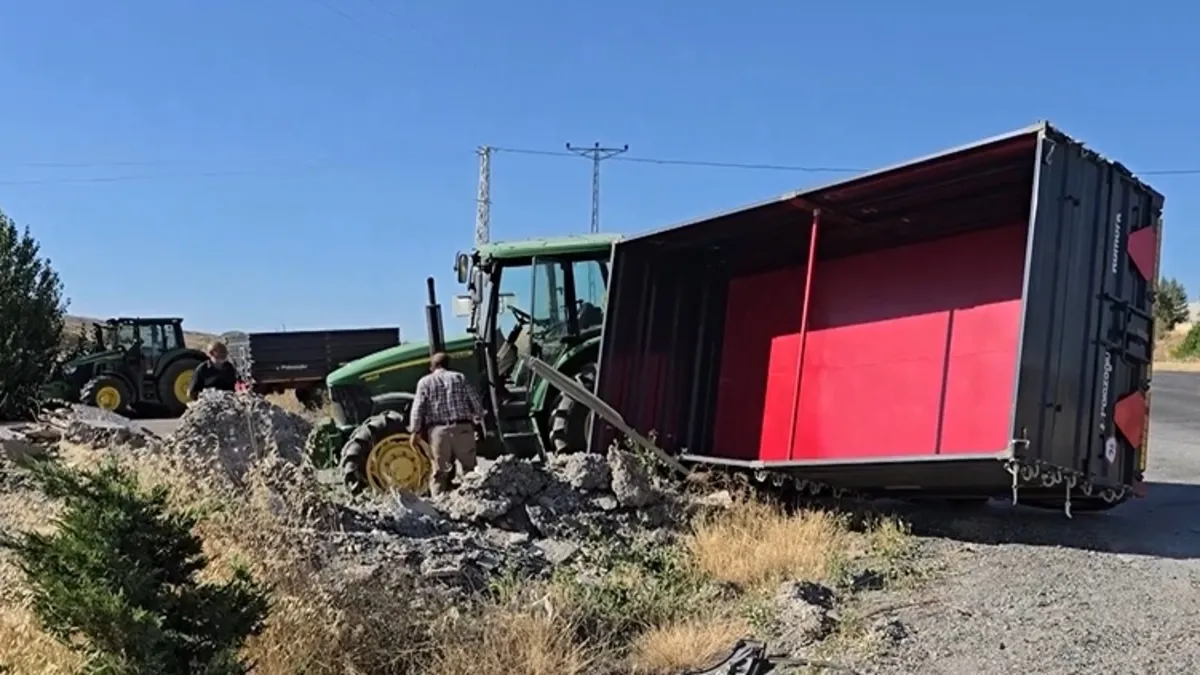 Traktör ve otobüs çarpıştı, kaza ucuz atlatıldı Traktör ve otobüs çarpıştı, kaza ucuz atlatıldı