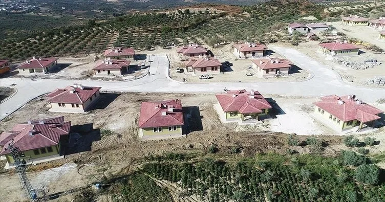 Hatay’da köy tipi afet konutlarının inşası sürüyor