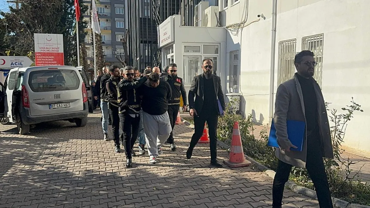 Antalya’daki kardeş cinayetinde 7 şüpheli adliyeye sevk edildi Antalya’daki kardeş cinayetinde 7 şüpheli adliyeye sevk edildi