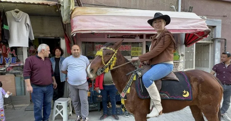 Niğde’nin kovboy muhtarı zaferinin ardından mahallesini atı ile dolaşıyor
