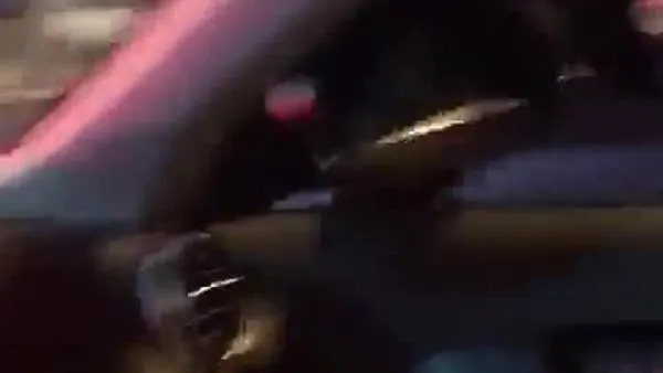 Trafikte maganda dehşeti! Anne ve bebeğine rağmen camı kırdı | Video