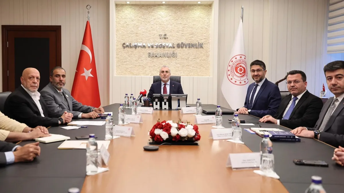 Bakan Işıkhan, HAK-İŞ Genel Başkanı Arslan ile bir araya geldi Bakan Işıkhan, HAK-İŞ Genel Başkanı Arslan ile bir araya geldi