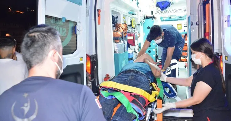 Beyoğlu’nda ağaca çarpan taksi hurdaya döndü sürücü ağır yaralandı