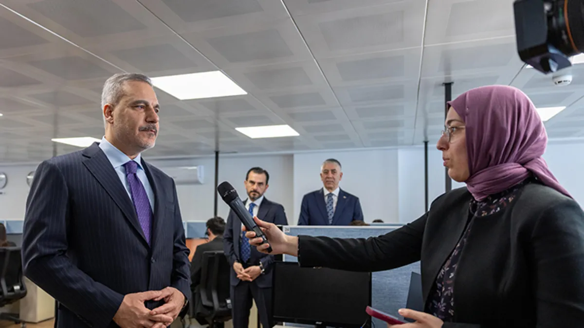 Bakan Fidan, Ankara’da Konsolosluk Çağrı Merkezi’ni ziyaret etti Bakan Fidan, Ankara’da Konsolosluk Çağrı Merkezi’ni ziyaret etti