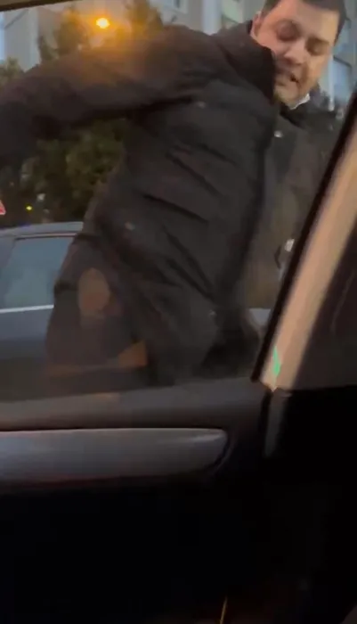 SON DAKİKA... Trafikte kadın sürücüye kabusu yaşattılar: Tekmeler ve tehditler havada uçuştu!