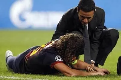 Barça'nın efsanesinin kolu kırıldı