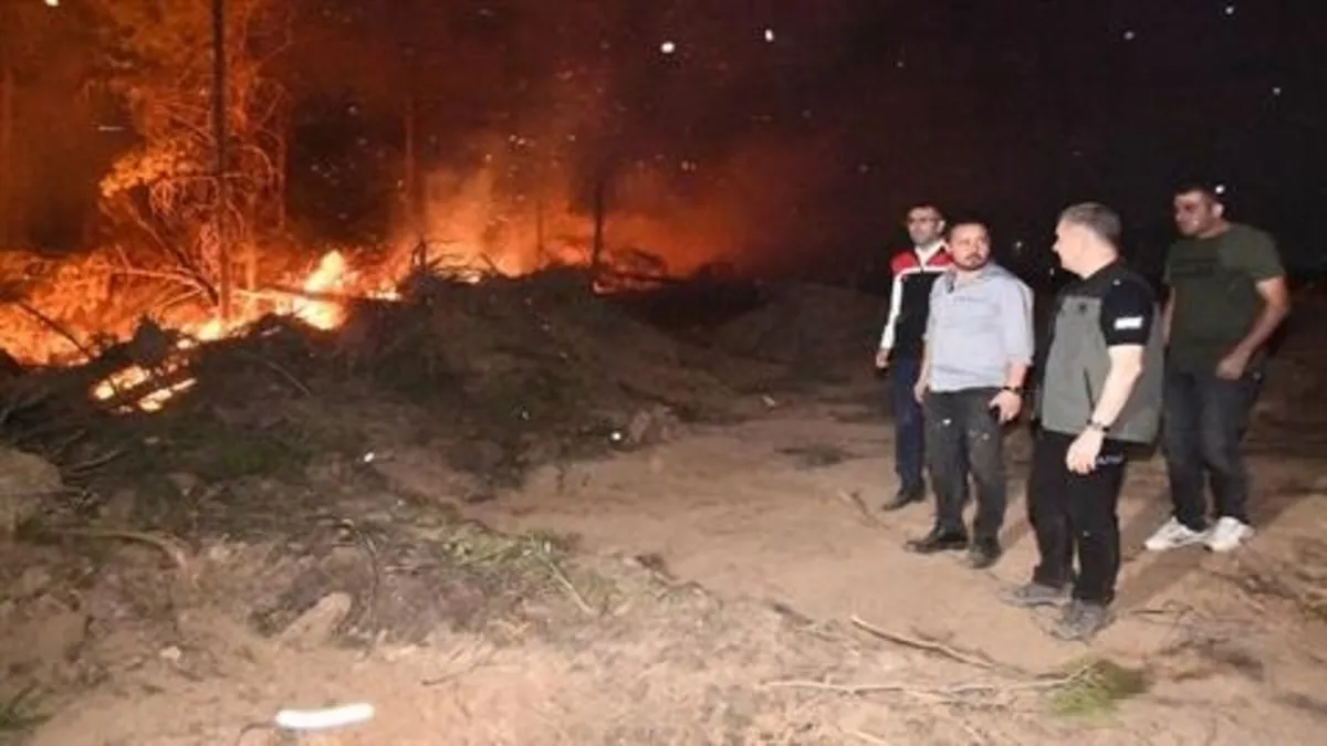 Uşak’ta çıkan yangınlar yerleşim yerlerine yaklaştı: 11 ev tahliye edildi
