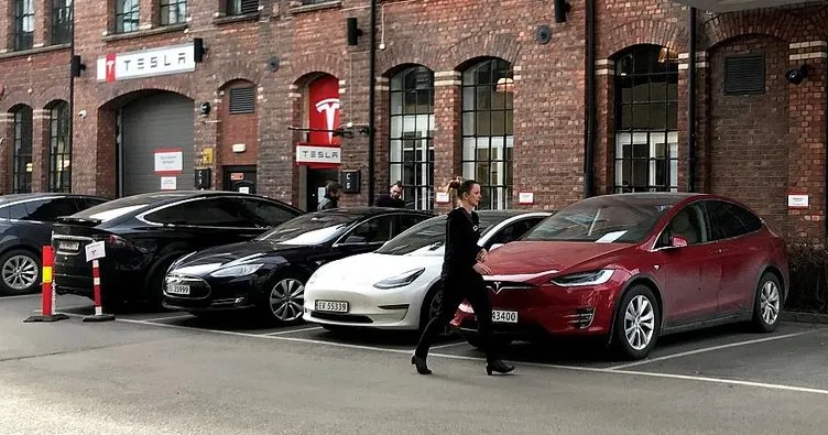 Tesla, park halinde yanan aracı inceleyecek