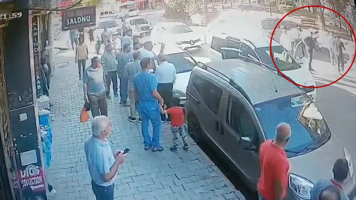 Elazığ’da iki çocuk ve ağabeylerinin yolu kesildi: Araçtan inen 5 kişi saldırdı Elazığ’da iki çocuk ve ağabeylerinin yolu kesildi: Araçtan inen 5 kişi saldırdı