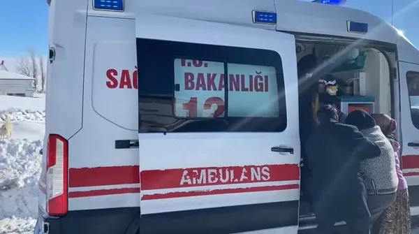 karsta-yolu-karla-kapanan-koyde-rahatsizlanan-kadin-hastaneye-ulastirildi-1766931251795.jpg