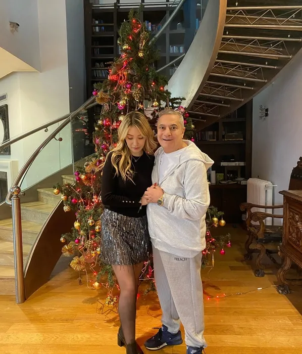 ’Hık demiş burnundan düşmüş’ Şimdiye kadar hep annelerini görmüştünüz! İşte ünlülerin merak edilen biricik babaları...