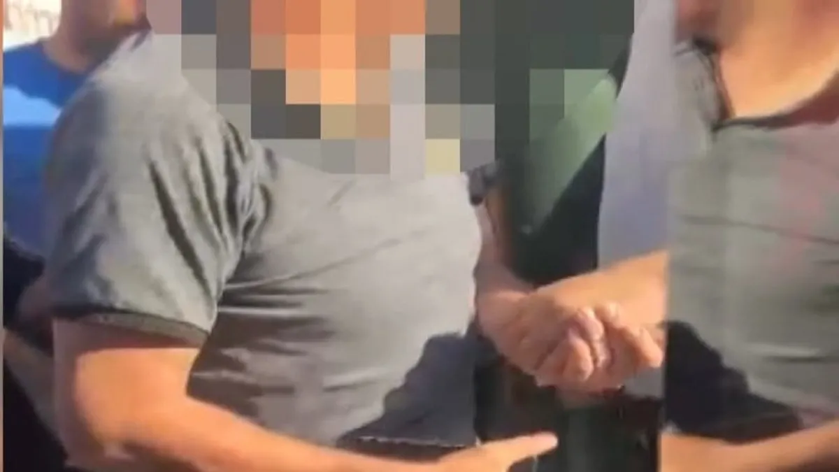 Eyüpsultan'da bir tramvayda taciz iddiası üzerine yolcuların müdahale ettiği anı gösteren bir görsel.