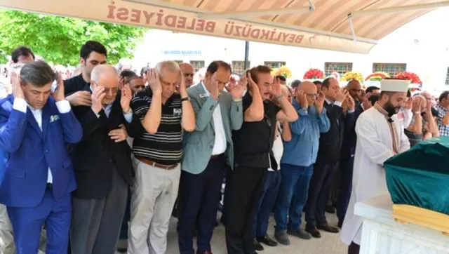 NeÅe Karaböcek oÄlunun cenazesinde gözyaÅlarına boÄuldu