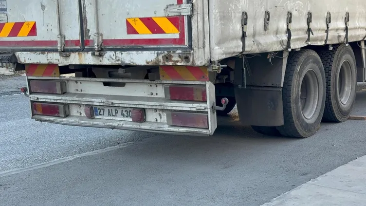 Tamir etmek için altına girdiği TIR hareket etti: Ezilerek can verdi!