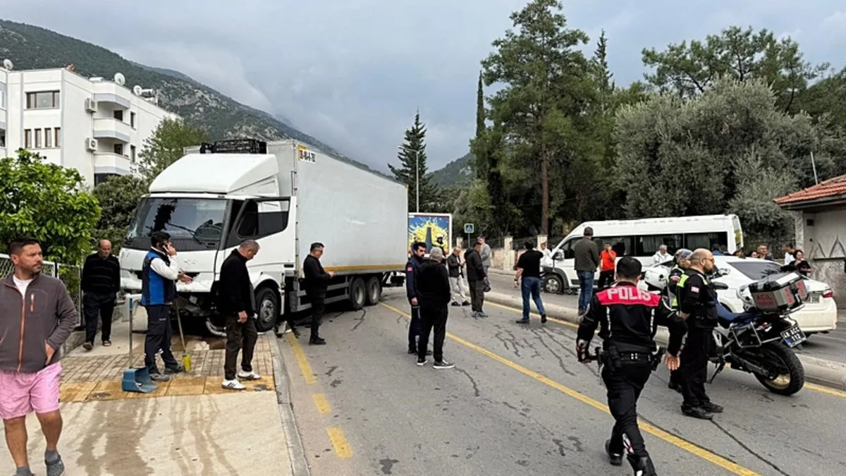 Muğla’da feci kaza: Kamyon ile öğrenci servisi çarpıştı! 22 yaralı Muğla’da feci kaza: Kamyon ile öğrenci servisi çarpıştı! 22 yaralı