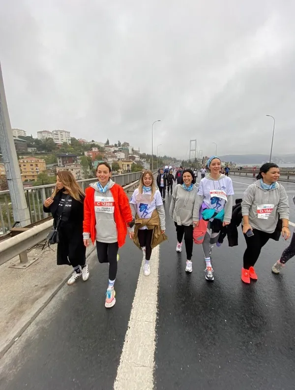 ucim-farkindalik-icin-unlu-sanatcilarla-birlikte-istanbul-maratonunda-yer-aldi-1636285550185.jpg