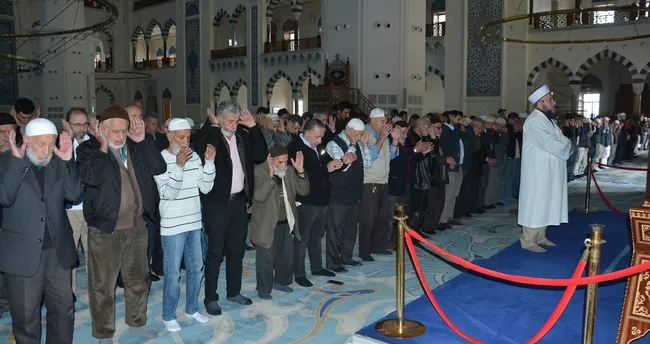 Tüm Türkiye’de Gazze şehitleri için gıyabi cenaze namazı kılındı Tüm Türkiye’de Gazze şehitleri için gıyabi cenaze namazı kılındı