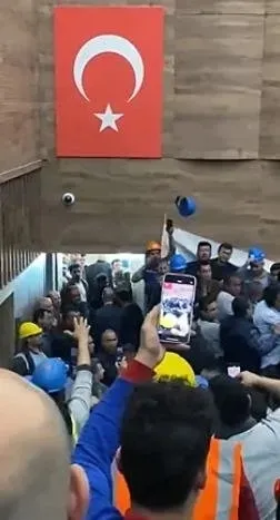 isciler-ile-chpli-belediye-baskani-arasinda-arbede-ahmet-arasa-baret-firlatildi-1741992849441.jpeg