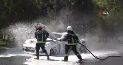Antalya’da 1 milyon 500 bin lira değerindeki lüks otomobil alev alev böyle yandı