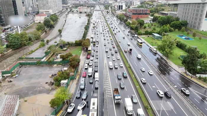 son-dakika-kadikoyde-trafik-durma-noktasina-geldi-iett-iett-otobusu-arizalandi-kadikoy-d-100-karayolunda-trafi-1790755303561.jpg